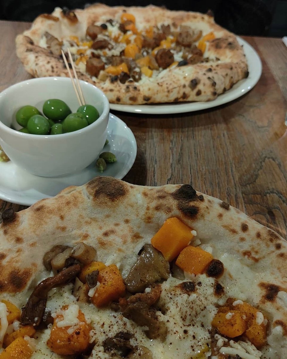 🌱 Vegan Christmas Pizza Special… Roasted butternut squash, vegan garlic sausage, porcini, oyster mushrooms, vegan cheese, truffle dust 📸 @chloeimbach