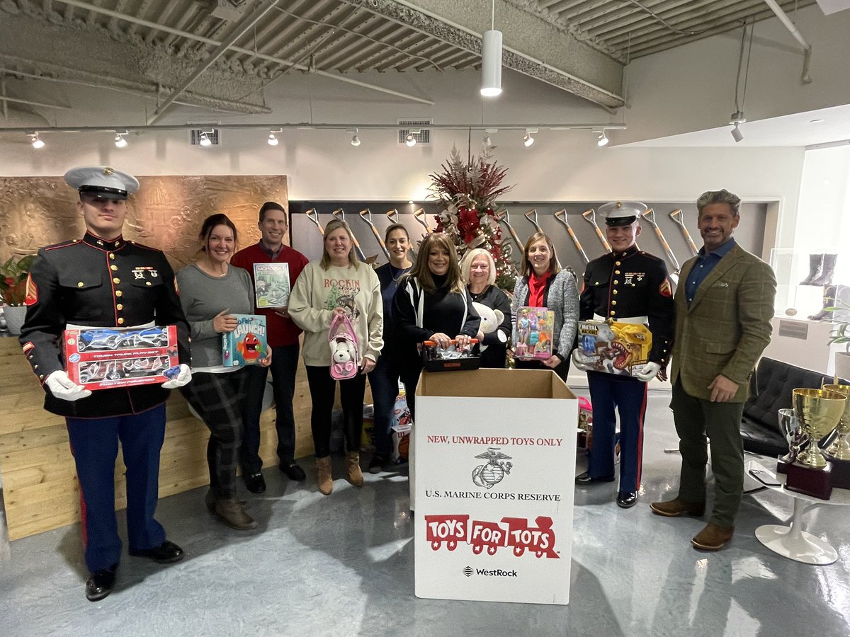 323_hsco's tweet photo. Marines from 3DBN23DMAR pictured with employees and partners of the @SansoneGroup in their Clayton, MO office. Marines collected donated toys at the organization’s tree trimming and toy drive event. Learn more about donation opportunities on our website. Link in bio #toysfortots https://t.co/PtHf442DK3
