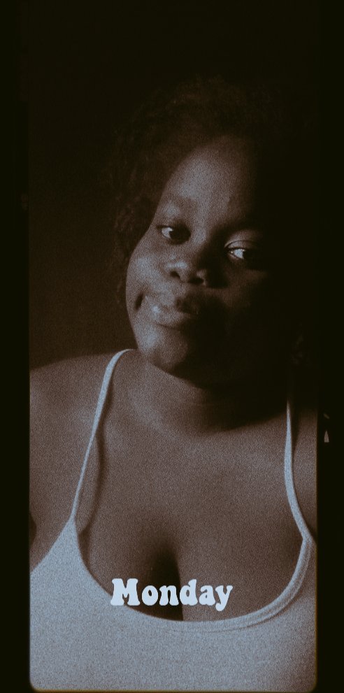 TreasureAlamina's tweet photo. Coming home for holidays is boring 
Mostly for we that doesn't have siblings o discuss with or friends 🤦🏾‍♀️
I'm just bored at home 🥺❤️ https://t.co/XJraG6IoJO