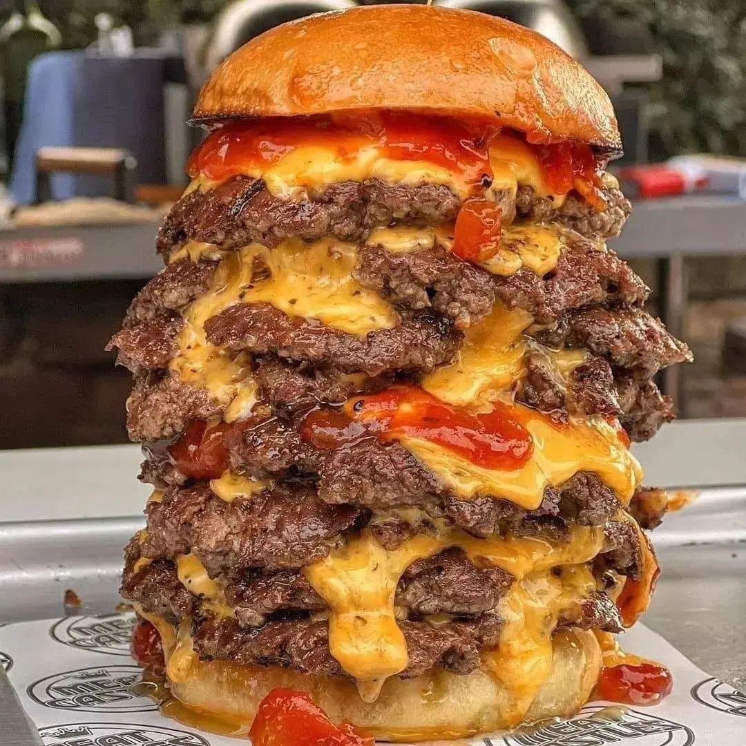 MashedHQ's tweet photo. That bottom #hamburger bun is doing a lot of heavy lifting. 🤯

(📸: @ food._.capital on Instagram)

#foodies #foodlover https://t.co/X0karZOezl