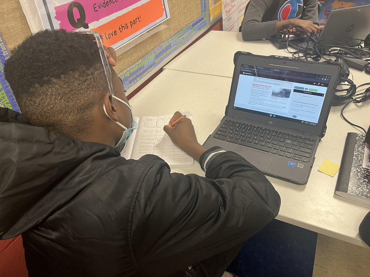 I 🕵️‍♀️ students annotating their passages using their @dpvils 💻 @Williams44STEM #ElementsOfFiction