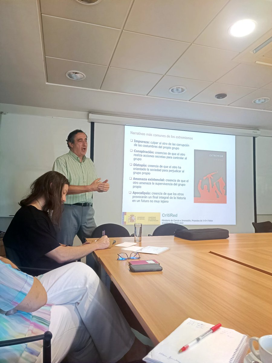 CharoGonzlezMa1's tweet photo. Profundizando en la polarización @CritiRed estudia como influyen o retroalimentan la polarización las redes sociales @CCyPE_UCM @ceppe_uc @Gonzalo_Jover https://t.co/JY4YgdiNEM