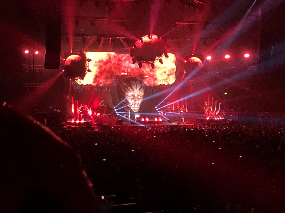 die_boje's tweet photo. #WithinTemptation in der wunderschönen @BarclaysArena in #Hamburg 🤘🏻 https://t.co/vZVND8YaVc