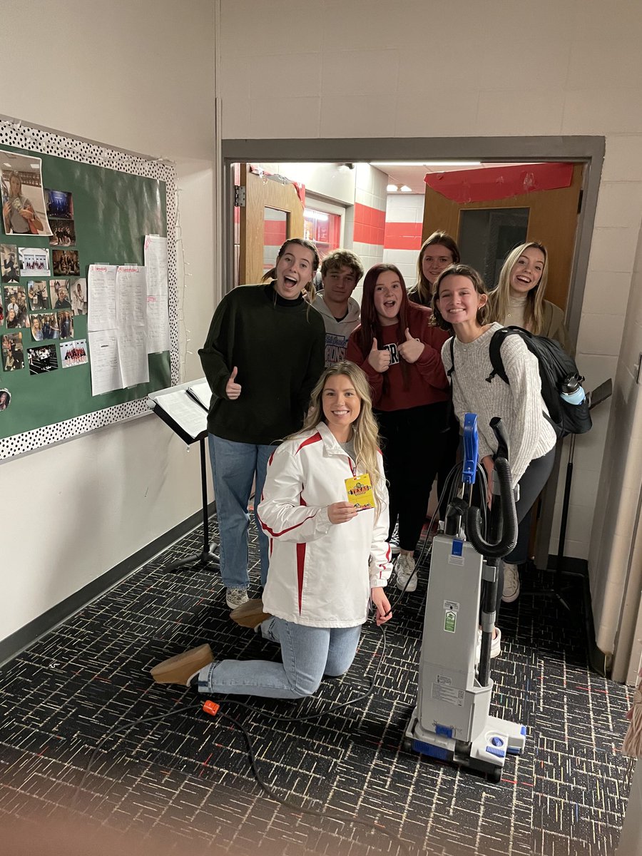 PlatteviewStuco's tweet photo. Stuco Member Paige Fritz awarding our December Teacher of the Month Ms Kroll. Paige stated in her nomination that she has done an incredible job in her first semester. She has made people enjoy music and has been a great addition to our school and community! https://t.co/bMjvhxThC9