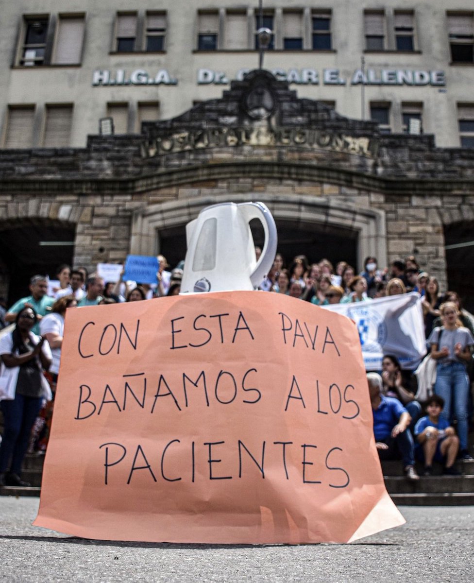 julian_bussetti's tweet photo. ¿Me ayudan a que @Kicillofok vea cómo hay que bañar a los pacientes en el HIGA? https://t.co/iGlxdCZ4hI