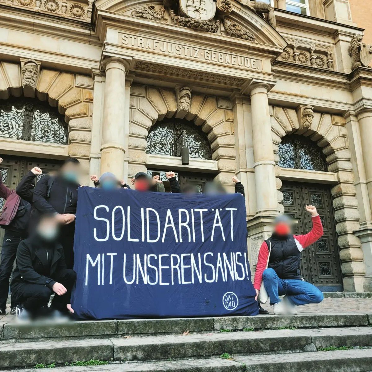 SaniNetzwerkHam's tweet photo. Erneuter Erfolg vor Gericht

Heute stand wieder eine Sanitäterin vom Sanitätsnetzwerk Hamburg vor dem Hamburger Landgericht. Der Vorwurf lautete Verstoß gegen die Corona-Eindämmungsverordnung. Der Richter stellte das Verfahren nach 3 Minuten Verhandlung ein. https://t.co/oVHf0c0Ldl