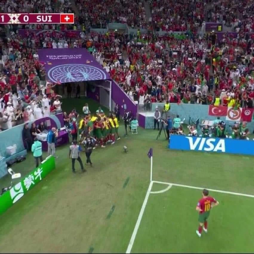 Por la norma de la FIFA que indica que, en caso de que todos los jugadores de un equipo están fuera del campo al celebrar un gol, el otro equipo puede sacar del centro automáticamente, Bernardo se quedó sin celebrar el gol de Portugal💔