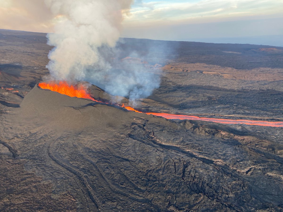 USGSVolcanoes's tweet photo. #HVO #MaunaLoaErupts Update Dec 7. Flow front ~1.8 mi (2.9 km) from #SaddleRoad
New breakout upslope to east is robbing #lava from main channel ~2.8 mi behind front of main flow. https://t.co/M8mkW4q8kO https://t.co/wgWOM035D3