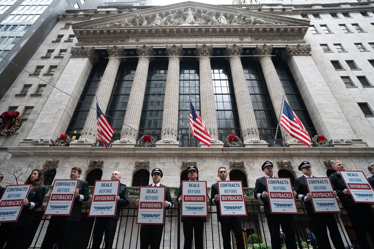 swapapilots's tweet image. Today, on the same day that Southwest announced Company dividends, 200-plus Pilots stood on Wall Street to let SWA leaders know that putting profits before people is unacceptable. #DealsBeforeDividends #TwoYearsOverdue