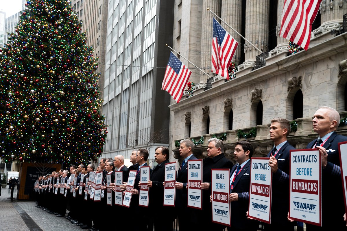 swapapilots's tweet image. Today, on the same day that Southwest announced Company dividends, 200-plus Pilots stood on Wall Street to let SWA leaders know that putting profits before people is unacceptable. #DealsBeforeDividends #TwoYearsOverdue