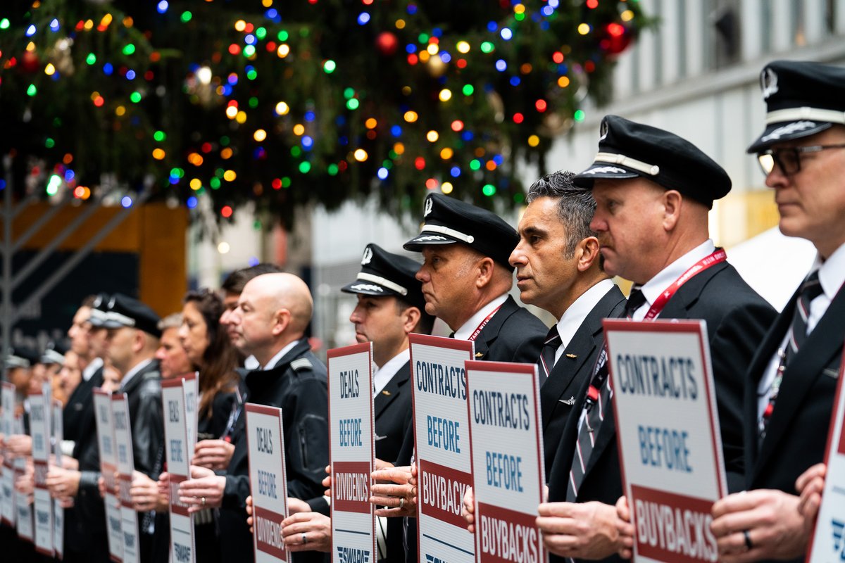 swapapilots's tweet image. Today, on the same day that Southwest announced Company dividends, 200-plus Pilots stood on Wall Street to let SWA leaders know that putting profits before people is unacceptable. #DealsBeforeDividends #TwoYearsOverdue