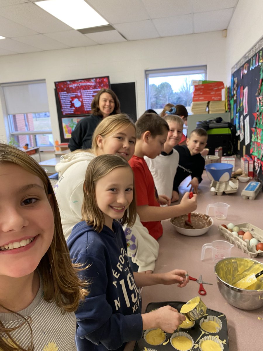 StJohnArthur's tweet image. Grade 4/5 and 5/6’s are making 512 cupcakes to be donated to the Drop In Centre. #MathLessons #CaringIsSharing