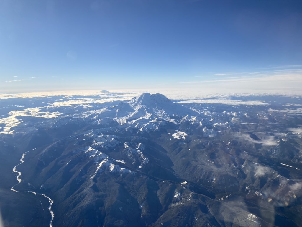 TECHnicallyKris's tweet photo. Love when you get this view flying into Seattle! https://t.co/zTBPFEjgDo