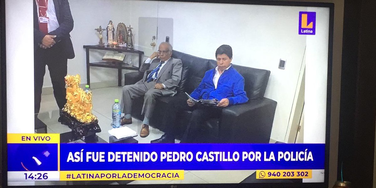 vaporkirito's tweet photo. Caída pero nunca inculta, mientras aquí con una revista #PedroCastillo #memes #VacanciaPedroCastillo https://t.co/IkG1X7pVEf