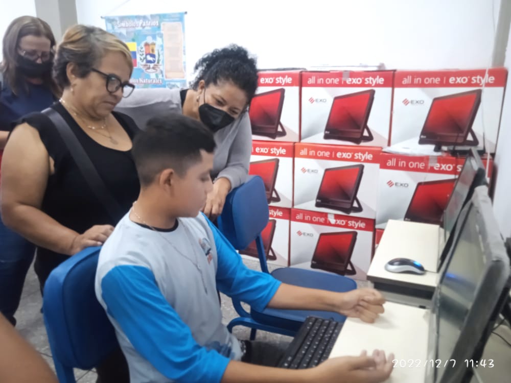 #EnFotos  siguiendo las políticas educativas de nuestro presidente <a href="/NicolasMaduro/">Nicolás Maduro</a> ignauramos el CBIT ciudad de Maracaibo el cual beneficiará a 460 estudiantes de la patria empoderandolos de tecnología Educativa #VenezuelaIndestuctible 
<a href="/_LaAvanzadora/">Yelitze Santaella</a> 
<a href="/Fundabit_/">FundabitOficial</a> 
<a href="/leivi24/">Leivi/Oceanía</a>