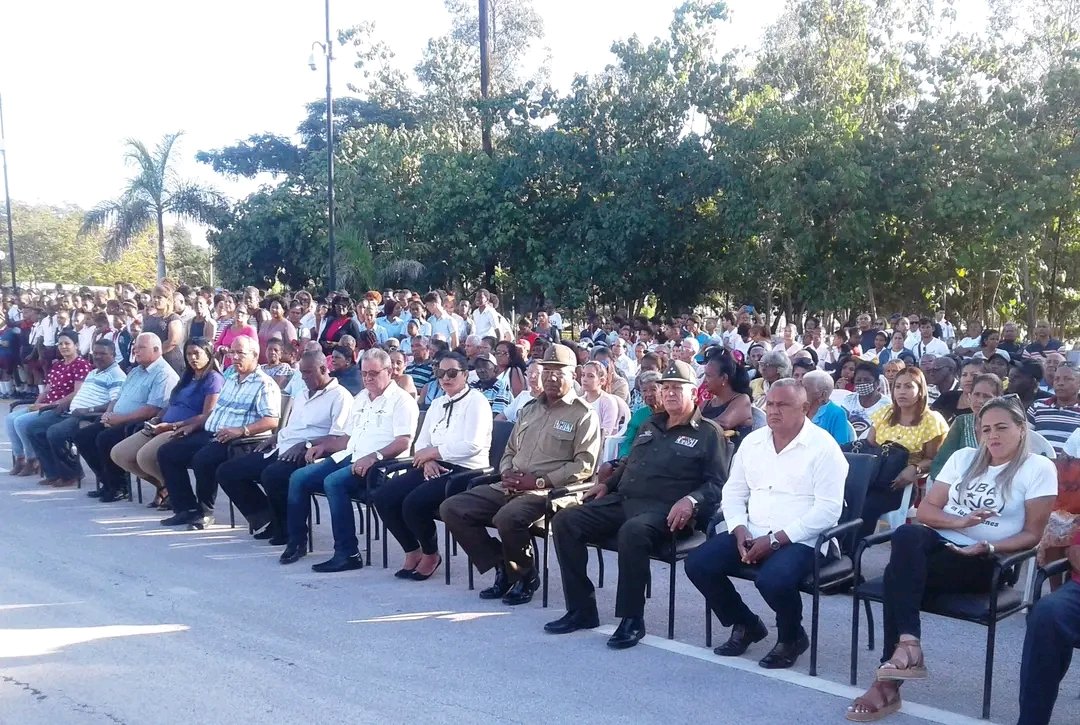 StgoUjc's tweet photo. Con ofrendas florales del, Raúl Castro Ruz, y de , @DiazCanelB, se honra en el Cemeneterio Santa Ifigenia de #SantiagoDeCuba, a los Combatientes caídos en Misiones internacionalistas, a 33 años de la Operación Tributo.
#JuntosXCuba, #TenemosMemoria, #CubaViveEnSuHistoria. https://t.co/bjsYZ1l1Ys