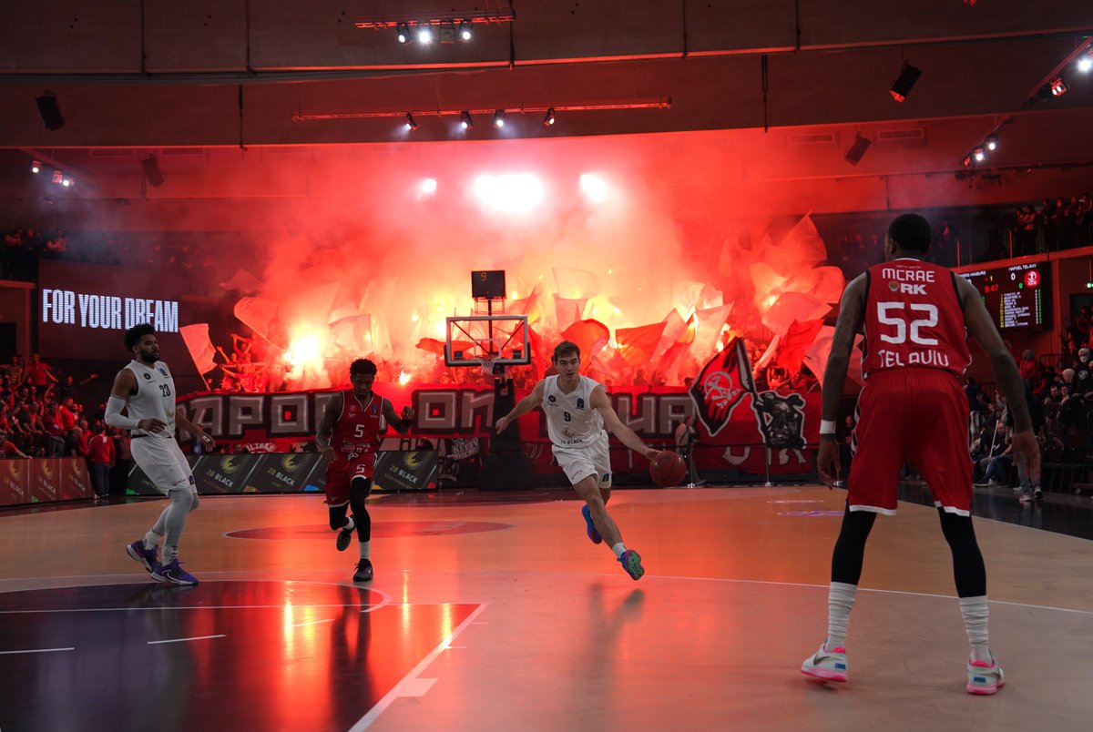 rupertfabig's tweet photo. Jetzt schon Bild des Abends für mich. @HapoelTLVBC 
Foto: @dpa https://t.co/1gZW4Uy3g0