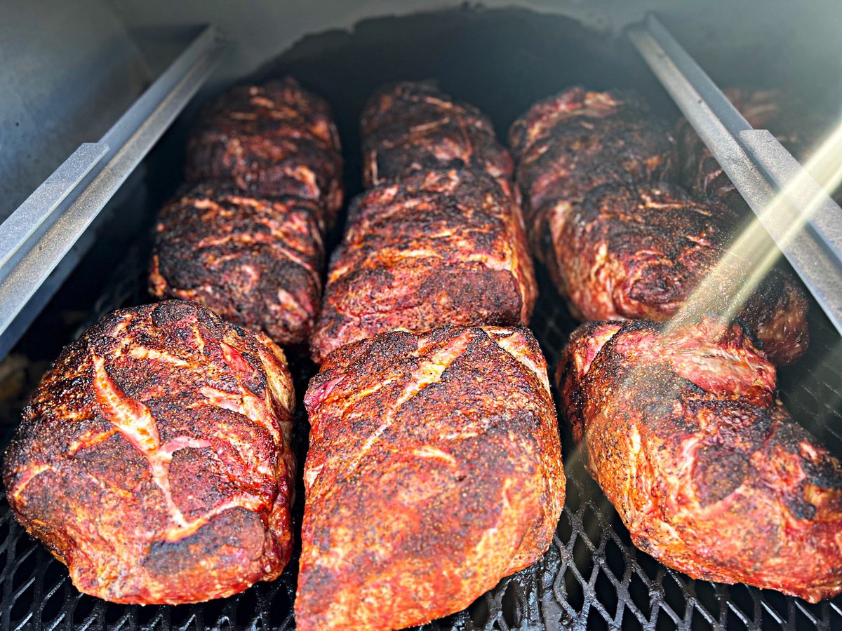 Cooking some pork butts on lil blue for some folks.👍🏾🇺🇸🔥💯 #moecasonbbq #moecasonporkrub <a href="/bbcharcoal/">B&B Charcoal</a> @rockin_w_smokers #bbqporkbutts #lowandslow