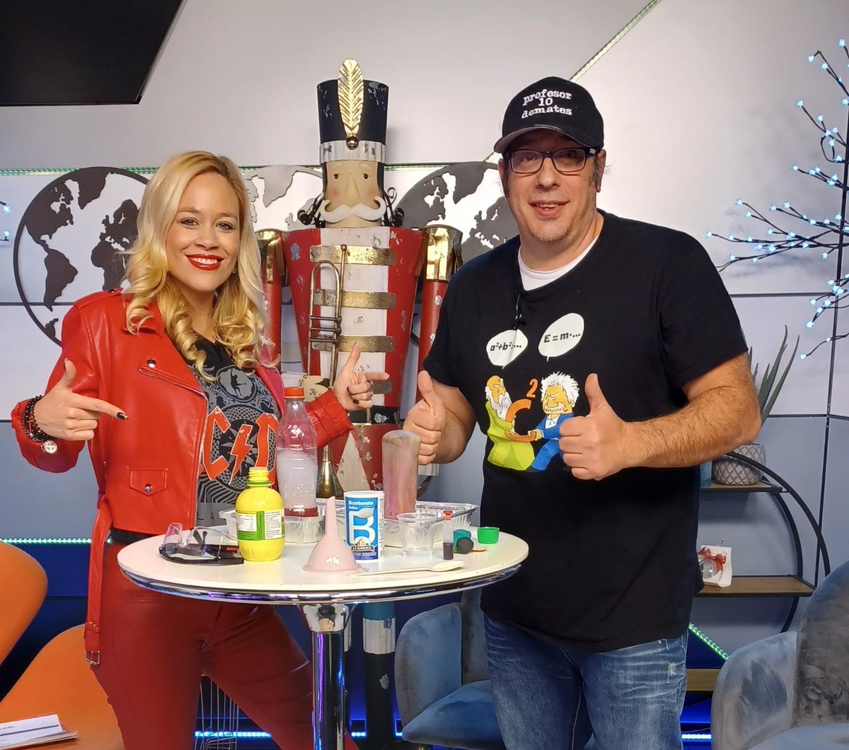 Enlace a la sección del Rincón de la ciencia del lunes pasado con María de Miguel <a href="/demiguelm/">MariaDMiguel</a> en <a href="/8Bierzo/">La 8 Bierzo</a> 
Experimentos: Volcán de lave y Pasta de dientes de elefante #profesor10experimentos
youtu.be/Hh15DXNsefg?t=…