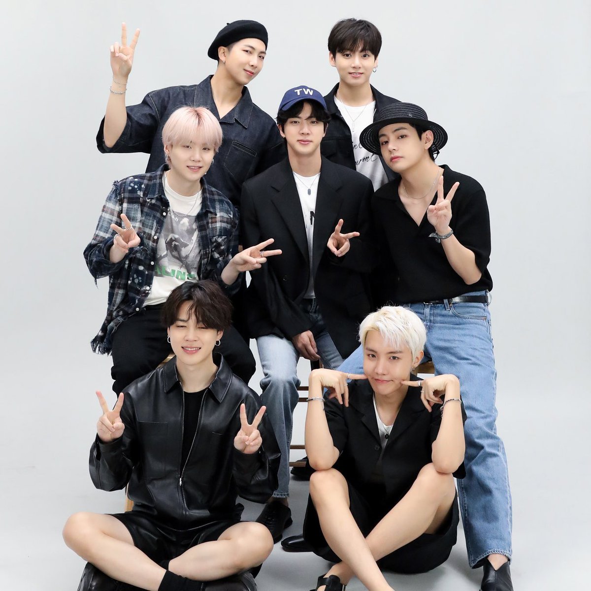 K_media02's tweet photo. — Se complace en anunciar que @BTS_twt &amp; #JUNGKOOK han resultado ganadores de las siguientes categorías en los "People's Choice Awards 2022" 

🏆 BTS : The Group of 2022
🏆 Permission to Dance on Stage : The Concert Tour of 2022
🏆 "Left and Right" : Collaboration of 2022 https://t.co/NsljjItj17