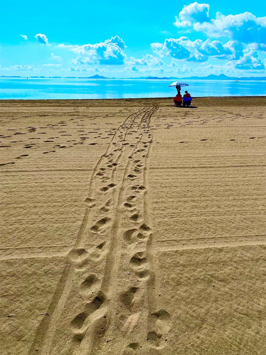 az_eMesi's tweet photo. #spain #sea #chill #justthetwoofthem #footprints 👣🐾☀️⛱️🏖️ https://t.co/ba32MQI6B5