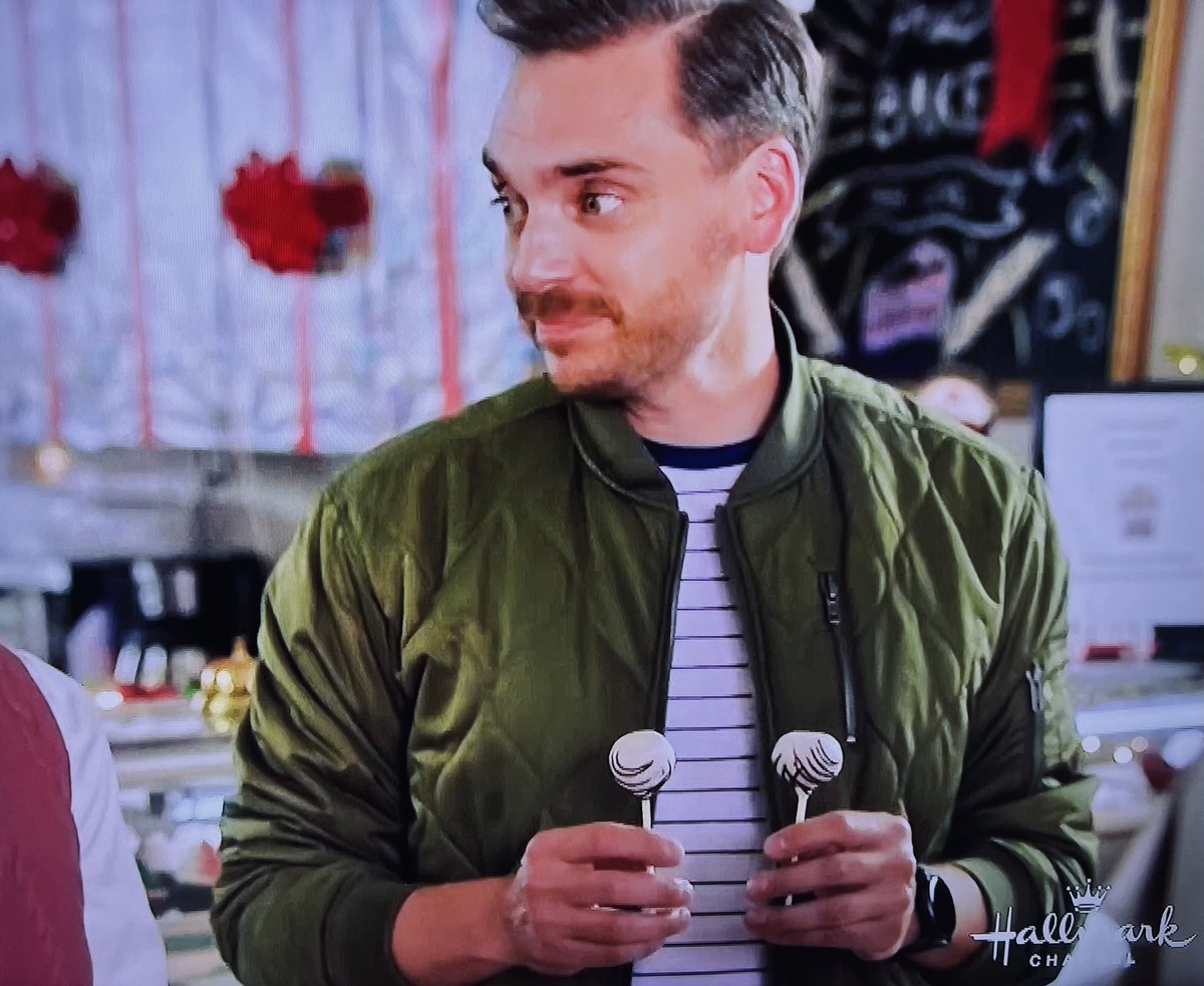 Hallmark Jacket tweet media