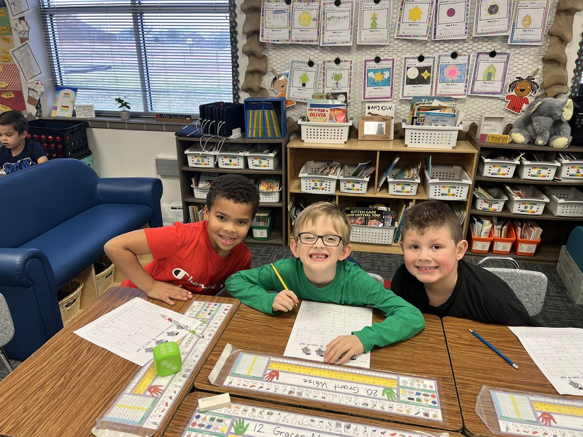 SherylBonifant's tweet photo. First Grade fun with math on Grinch Day!#GrinchDay @WillisLaneES @wles1stgrade #sumitup https://t.co/D0TYXyzZqp