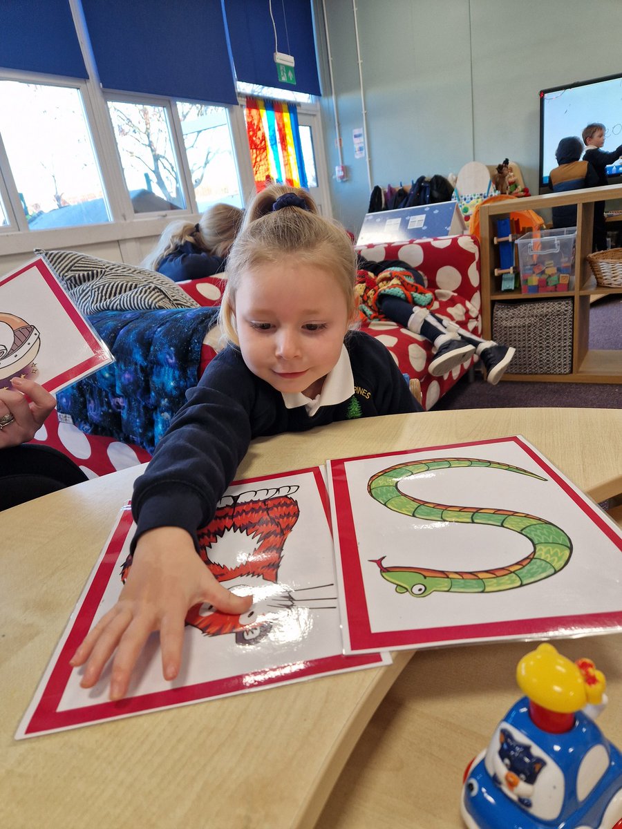 pinesredgate's tweet photo. Super proud of our Natterjacks when I spotted them engaging in their daily @LettersSounds sessions today #rcpwelearn #wearereaders https://t.co/iA9l01Gi5M