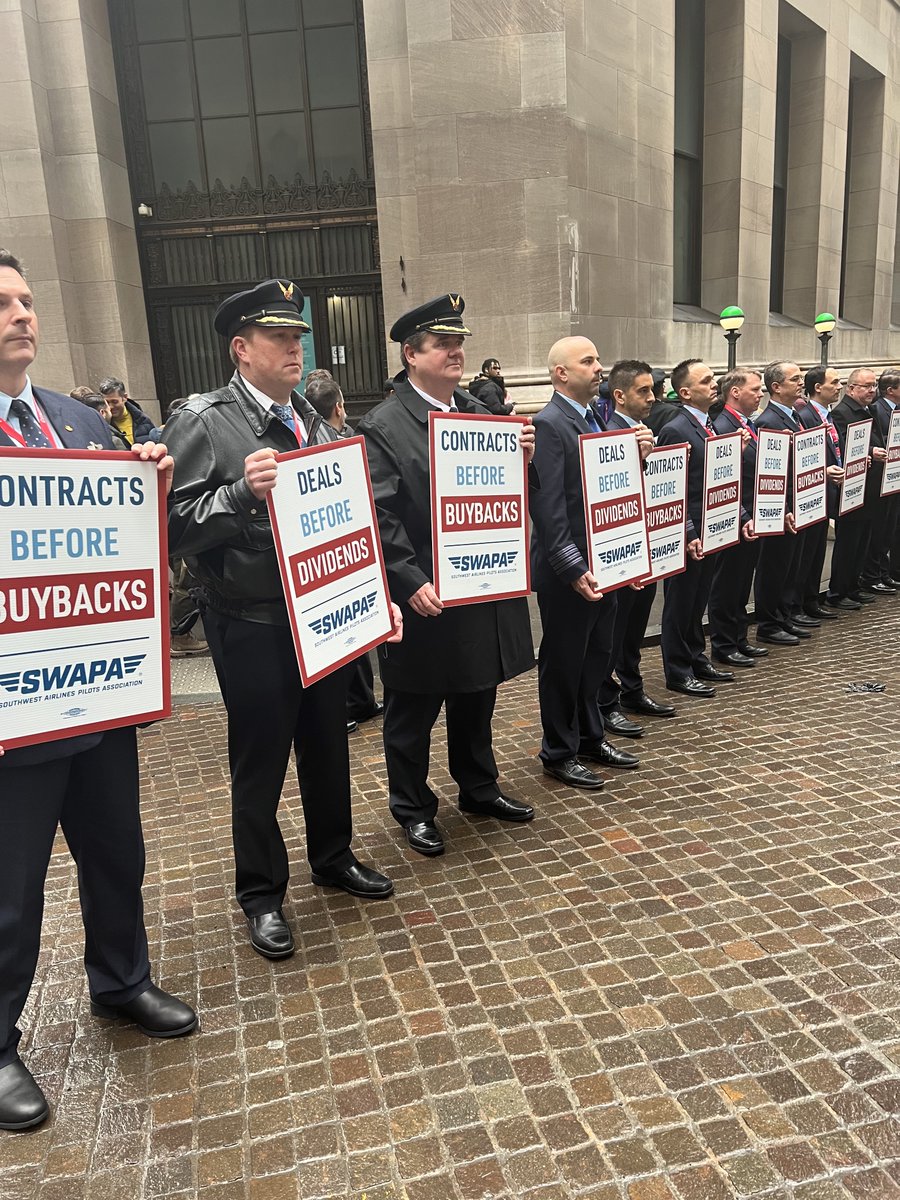 AlaskaHawaiian's tweet photo. @Alaskapilots are in NYC standing shoulder to shoulder in solidarity w/ #SouthwestAirlinespilots. @swapapilots are holding an informational picket @SouthwestAir's  Investor Day to let investors and mgmt know that mistreating employees while rewarding shareholders is unacceptable. https://t.co/umOQ6jIIMG