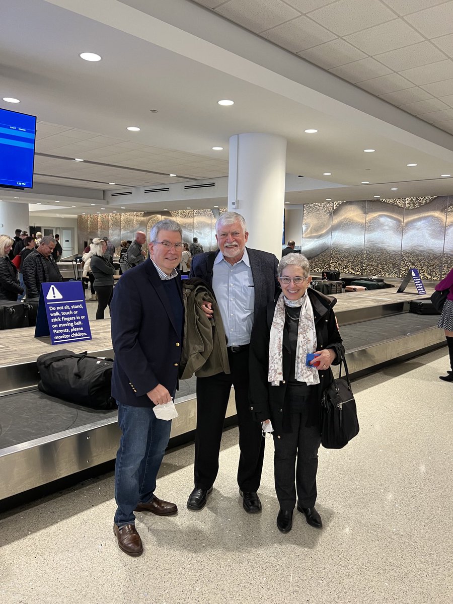 Guess who was in my flight to NOLA for #ASH2022 #ASH22? Our ASH President ⁦@JaneWinterMD⁩ and her husband Dr. Richard Larson, both good friends and colleagues. Away we go!! ⁦@ASH_hematology⁩ ⁦@NUFeinbergMed⁩ ⁦@LurieCancer⁩ ⁦@NorthwesternU⁩