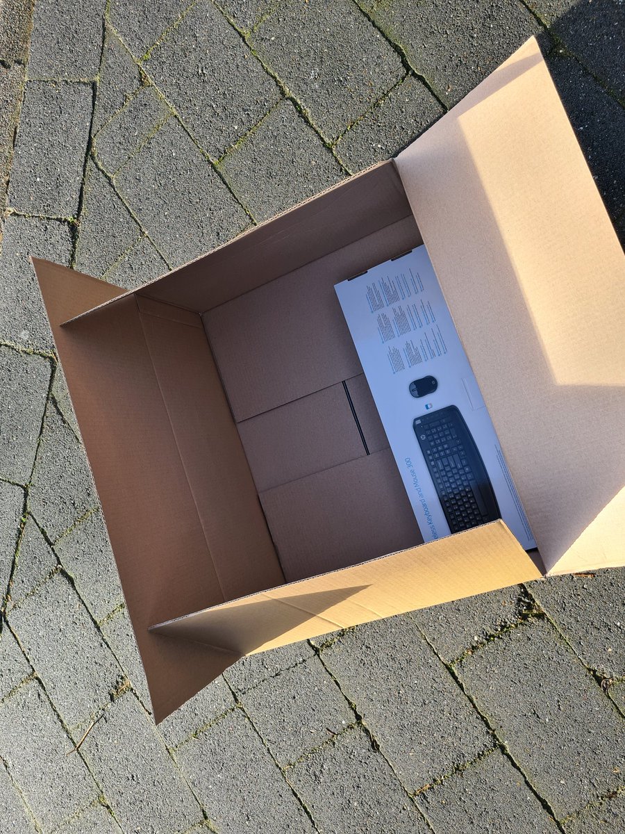 duancis's tweet photo. @bol_com super dat jullie aan de toekomst denken maar misschien de verzendverpakkingen ook iets meer aan passen naar het product. Grote doos met veel lucht, nog meer lucht en oh ja een toetsenbord.  Gelukkig was de lucht gratis. 
Wel keurig op tijd geleverd. Dat dan weer wel👍🏻 https://t.co/H9bPQqYLSm