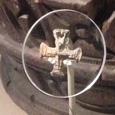 @Helen_Gittos <a href="/DavidPetts1/">David Petts</a> <a href="/danielmaclean/">Daniel MacLean</a> <a href="/StephanieLahey/">NyarlathoSteph 🇨🇦𓅓</a> <a href="/Rory_Naismith/">Rory Naismith</a> <a href="/SacristyPress/">Sacristy Press</a> And there is still this to account for of course - an even more weeny equal-armed cross with cloisonné markings but made of C14/15 pewter. It was found in Durham’s River Wear below the medieval Elvet Bridge by <a href="/GaryBankhead/">Gary Bankhead</a> <a href="/DiveIntoDurham/">RiverWearArchaeology</a>. Here next to the #CuthbertCross