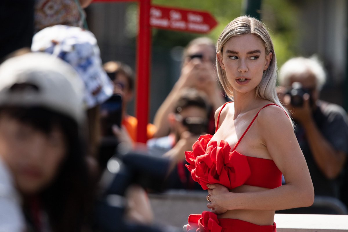 updateskirby's tweet photo. We added more photos of Vanessa leaving Hotel Excelsior on September 07, 2022 in Venice! 

https://t.co/bCbHiyR3st https://t.co/7HvKWn63nY
