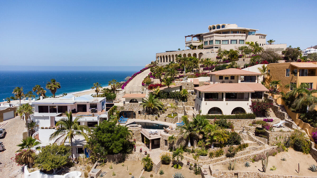 EVLosCabos's tweet photo. Casa Vista Azul sits on three prestigious, #Pedregal lots with a 240-degree view of both the Pacific Ocean and the Sea of Cortez, offering truly rare and breathtaking vista. The recently remodeled home has an open floor plan and a relaxing feel. https://t.co/NIaaEQwsh0 https://t.co/RDP3knkXJt