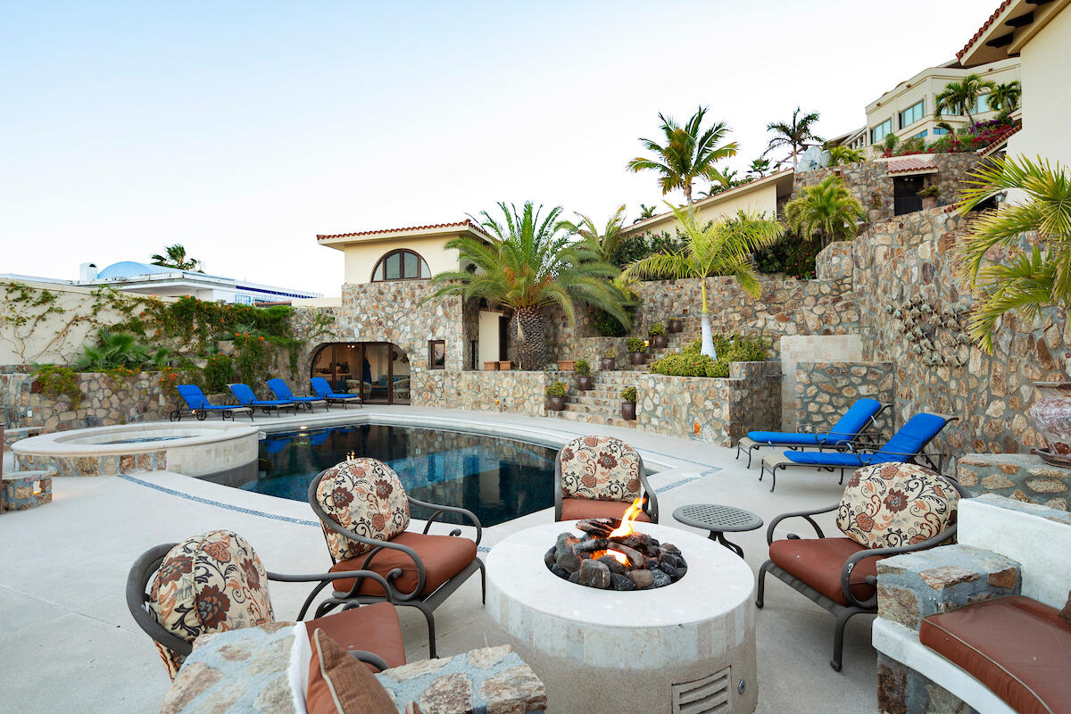 Casa Vista Azul sits on three prestigious, #Pedregal lots with a 240-degree view of both the Pacific Ocean and the Sea of Cortez, offering truly rare and breathtaking vista. The recently remodeled home has an open floor plan and a relaxing feel. bit.ly/3NPJcbo