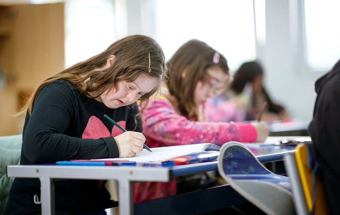 waOSPI's tweet image. Inclusive classrooms benefit both students with and without disabilities. 

The TIES Center, which helps create inclusive school communities, provides more facts and debunks myths here: ow.ly/uXxk50LKmaL

#InclusiveSchoolsWeek