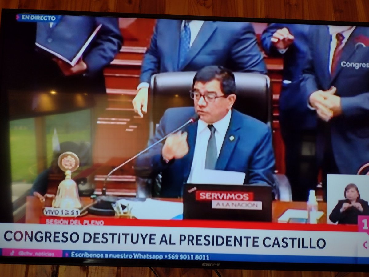 Susanespir's tweet photo. No se la pudo mi estimado!! Por fortuna la SENSATEZ de los altos mandos y las instituciones peruanas NO SE LO PERMITIERON!! Triunfó la LIBERTAD Y LA DEMOCRACIA!!👏🏻💪🏻

Y #BoricEnPicada pa'cuando??🤬

#PedroCastillo 
#castillodictador 
#Delincuente 
#CASTILLOHDP https://t.co/VDtgYK9PCN
