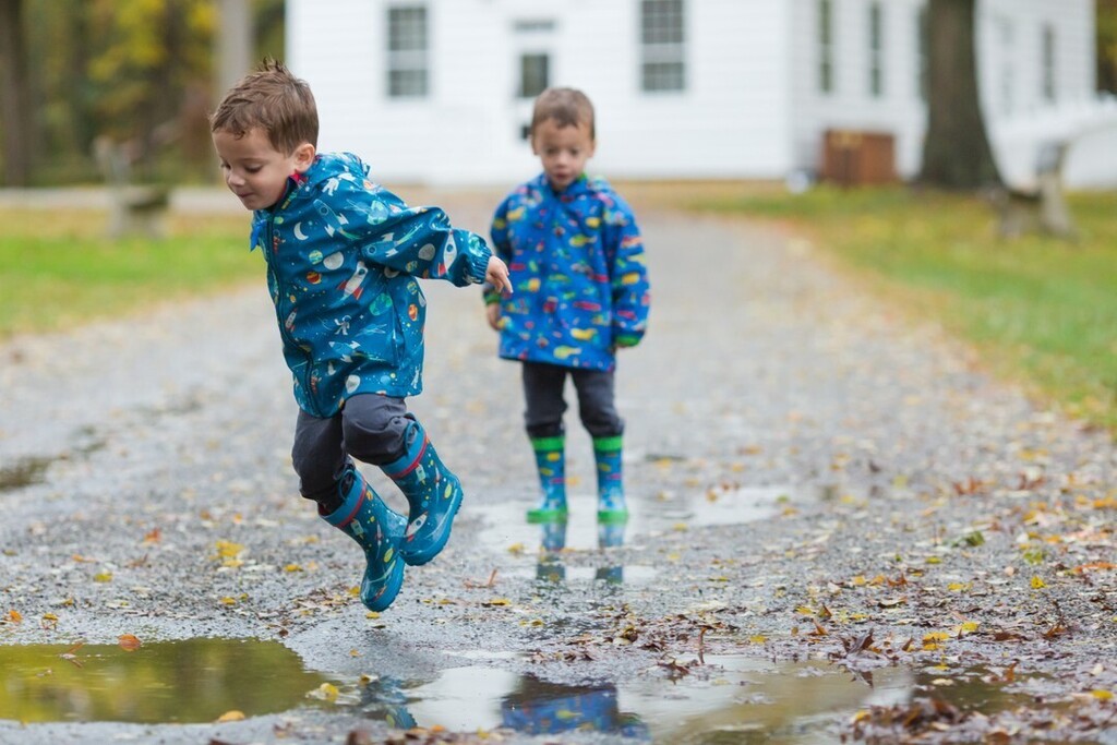 HeatherPalecek's tweet image. Another rainy day (week)? I think it calls for another photo from this rainy family session at Allaire.​​​​​​​​
This may just have to be my theme now on rainy days!​​​​​​​​
​​​​​​​​
#rainyday #puddlesplashing #familyportrait #familyphotography #familygoals #njfamilyphotograp…