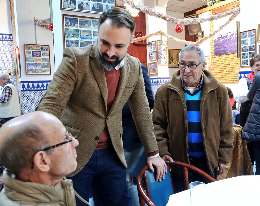 PSOEaytoMalaga's tweet photo. El concejal socialista @MarianoRuizA ha asistido a la inauguración del belén de @pelpalustre. Enhorabuena a su creador, Joaquín Ruano 👏🏻 https://t.co/KvycpkKCKo