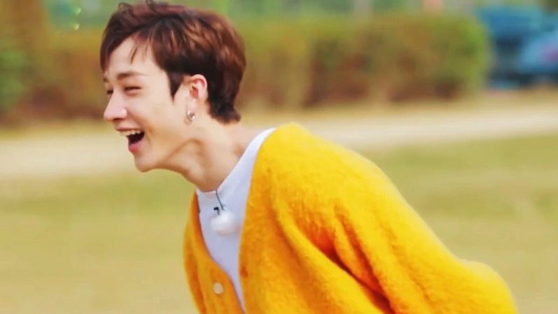 captainCB97s's tweet photo. happiness looks so good on bang chan 💛 https://t.co/6YuNFH6jAb