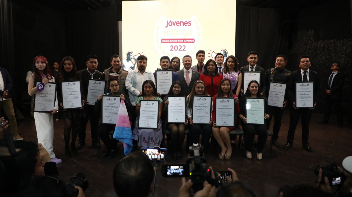 juliomenchaca_'s tweet photo. En el Premio Estatal de la Juventud, reconocimos a 18 jóvenes en actividades académicas, productivas, artísticas, méritos cívicos, labor social y derechos humanos, protección animal y ambiental, igualdad de género, diversidad sexual y fortalecimiento a la cultura indígena. https://t.co/TMaZz7lDRH