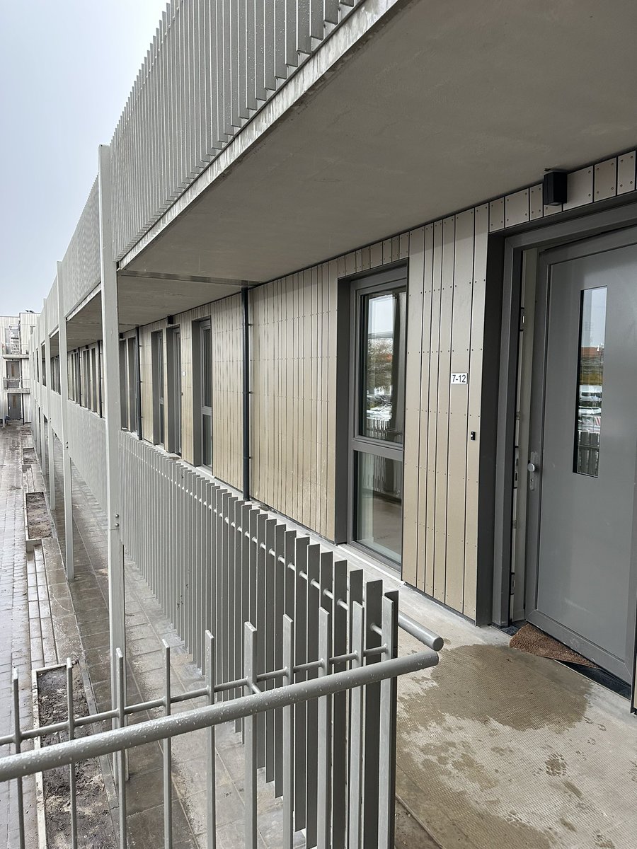 BienseDijkstra's tweet image. Opgeleverd ✅ 8 mnd. geleden vraag ruimte voor Oekraïeners. PvE uitgewerkt door @VMEZArchitecten in ons droogstapelsysteem. Beter dan BENG. Realisatie 4 maanden (aug t/m nov) 30 appartementen inclusief bergingen en lift. Industrieel geproduceerd,rémontabel, gasloos, duurzaam.