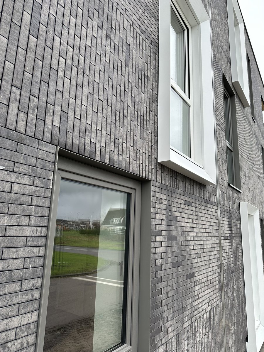 BienseDijkstra's tweet image. Opgeleverd ✅ 8 mnd. geleden vraag ruimte voor Oekraïeners. PvE uitgewerkt door @VMEZArchitecten in ons droogstapelsysteem. Beter dan BENG. Realisatie 4 maanden (aug t/m nov) 30 appartementen inclusief bergingen en lift. Industrieel geproduceerd,rémontabel, gasloos, duurzaam.