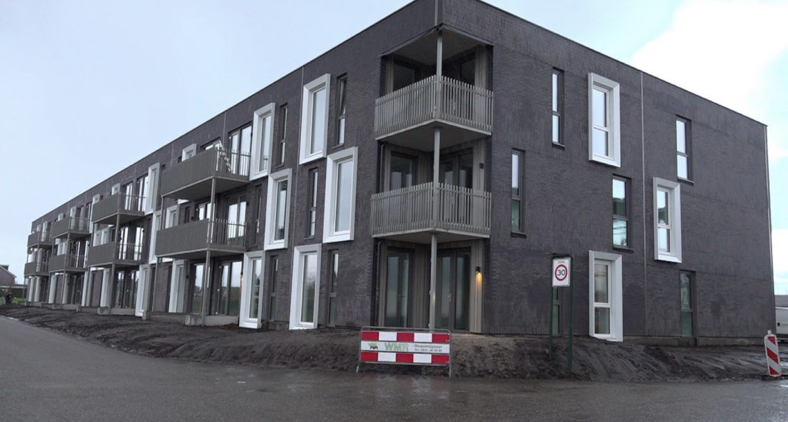 BienseDijkstra's tweet image. Opgeleverd ✅ 8 mnd. geleden vraag ruimte voor Oekraïeners. PvE uitgewerkt door @VMEZArchitecten in ons droogstapelsysteem. Beter dan BENG. Realisatie 4 maanden (aug t/m nov) 30 appartementen inclusief bergingen en lift. Industrieel geproduceerd,rémontabel, gasloos, duurzaam.