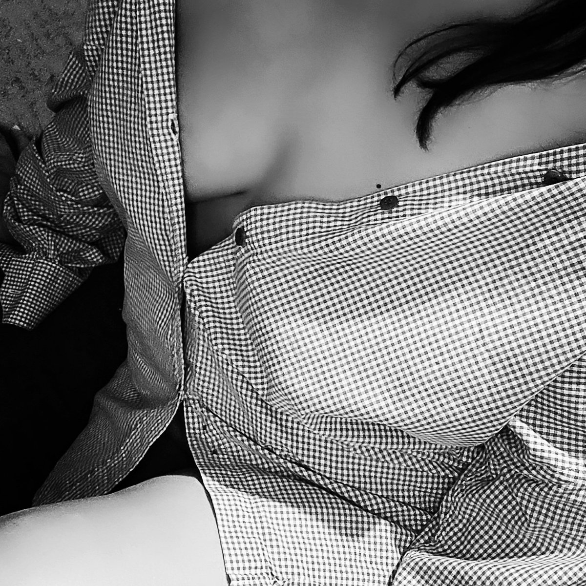 LaPervertidaa's tweet photo. Lo que más duele de extrañarte
Es saber que alguien más disfruta de ti,
De tu cuerpo perfecto
De tus besos profundos
Del calor ,
Y del baile de tus caderas sobre el mio.
Lo que mas duele de extrañarte
Es no sentir tu respiración por mi espalda... 

July Macías https://t.co/yd1qbAbM5D