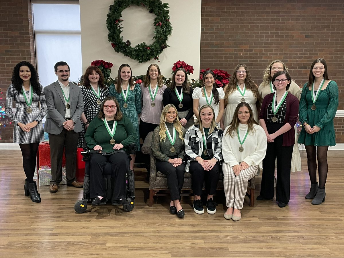 MarshallUHonors's tweet photo. Congratulations to our 2022 Winter @MarshallUHonors graduates! We’re very proud of you!

#marshallufamily #marshallgrad22 https://t.co/nhKf5YcKkz