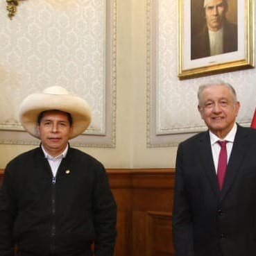 danieloso's tweet image. Es como la película del aro pero en lugar de una llamada te tomas una foto con AMLO y unos meses después estás en prisión...