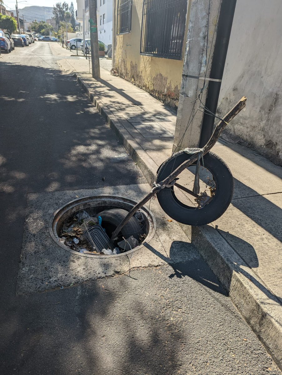 damarisccl's tweet photo. @CFEmx @CFE_Contigo @ZapopanGob  Ya casi celebramos con pastel y globos éste registro abierto en la calle Fco Villa, en Zapopan. Qué podemos hacer para que se resuelva?? Está lleno de basura y es un peligro para la circulación, especialmente de noche. https://t.co/dLsfc0lA3s