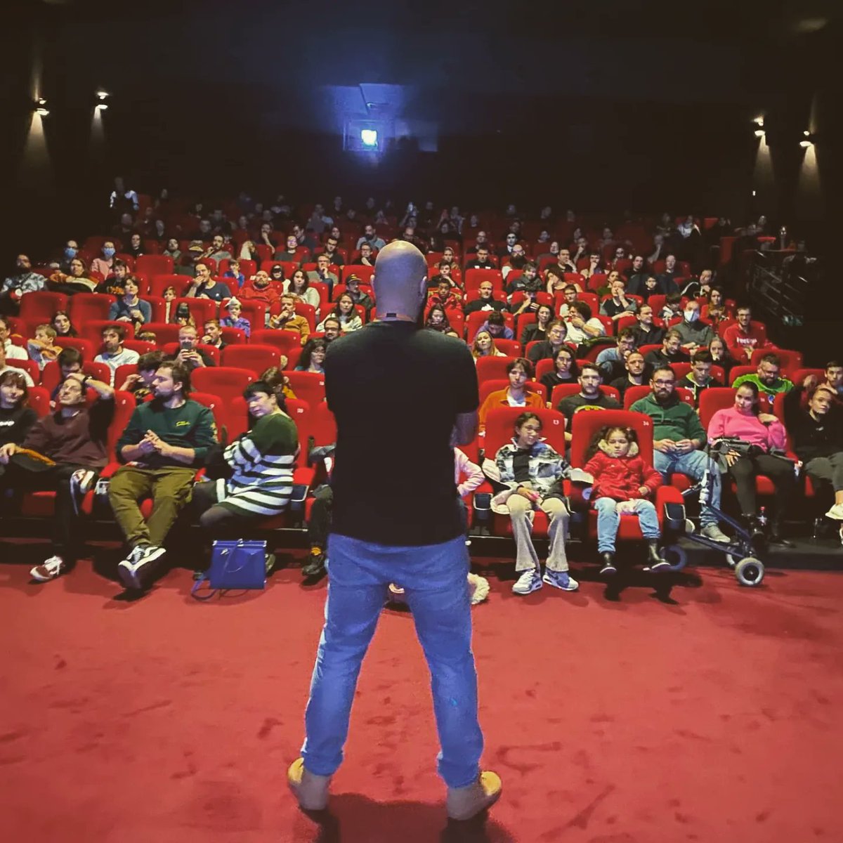 popsidersfr's tweet photo. Une salle pleine, un public de passionnés heureux.
On a fêté comme il se doit, les 30 ans de la série animée @Batman au @megarama25 de @villedebesancon 
Retrouvez le message de Richard Darbois ici : https://t.co/dMHT9m7FTf
@warnerbrosfr @DCComics_FR @UrbanComics #batmantas https://t.co/pdN18By8kC