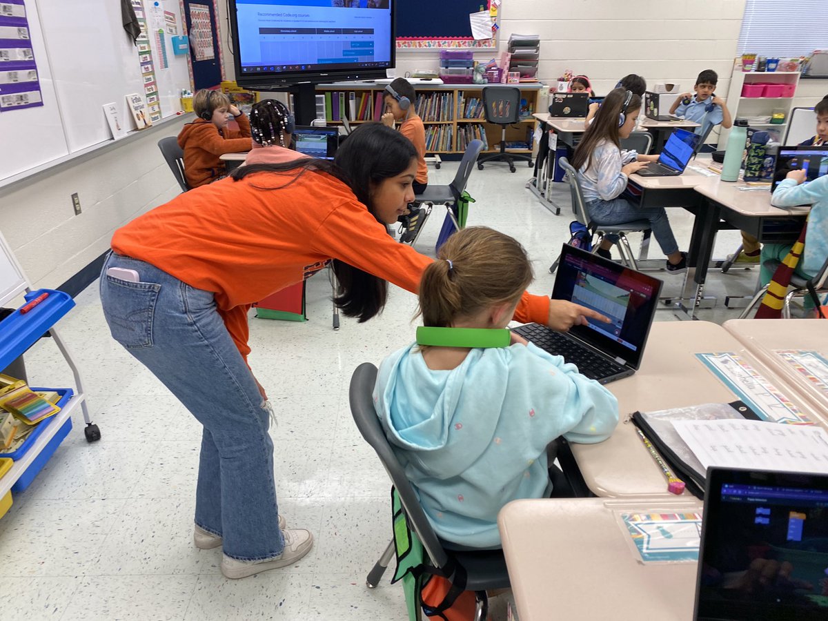 A great day @HillsideLCPS today! Thanks to these amazing Ss from Briar Woods who shared their knowledge about computer science with Ss in grades 1-5. @MrsHaynie @csforlcps @codeorg #computerscienceweek